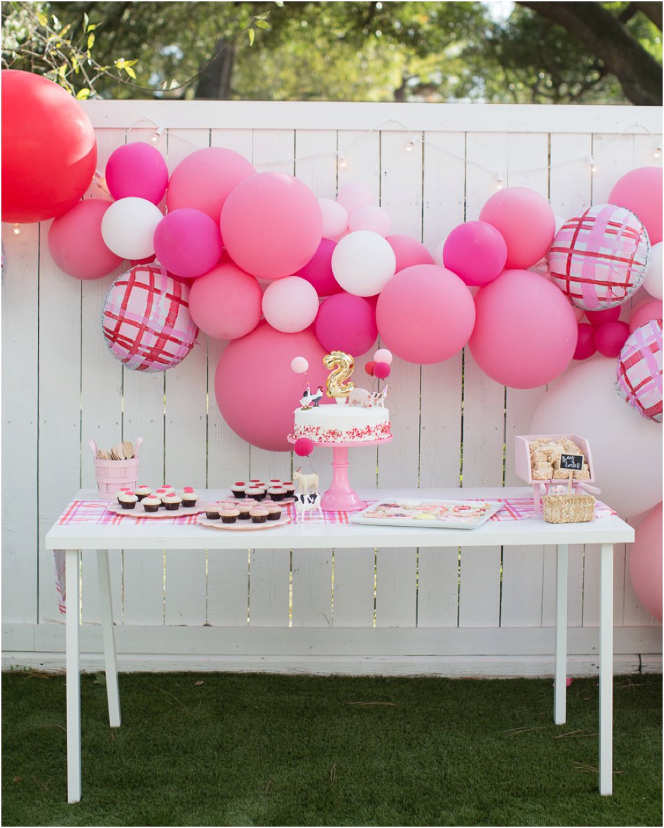 FARM ANIMAL BIRTHDAY PARTY ideas featured by top Houston party blogger, Cake and Confetti